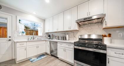 Spacious & Classy 4BR Los Gatos Villa: Jetted Tub & Foozball