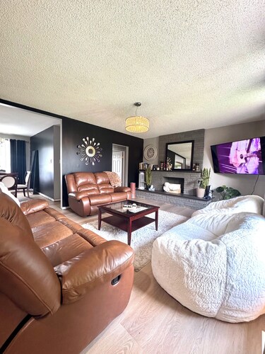 Vintage Bungalow. It’s Better than a hotel. spread out & enjoy the space.