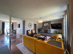 Smart TV - Vintage Bungalow. It’s Better than a hotel. spread out & enjoy the space. (Yorkton)