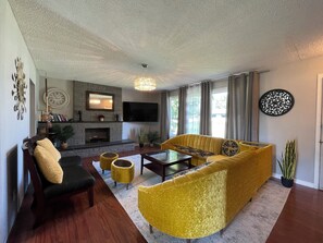 Smart TV - Vintage Bungalow. It’s Better than a hotel. spread out & enjoy the space. (Yorkton)