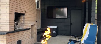 Vintage Bungalow. It’s Better than a hotel. spread out & enjoy the space.