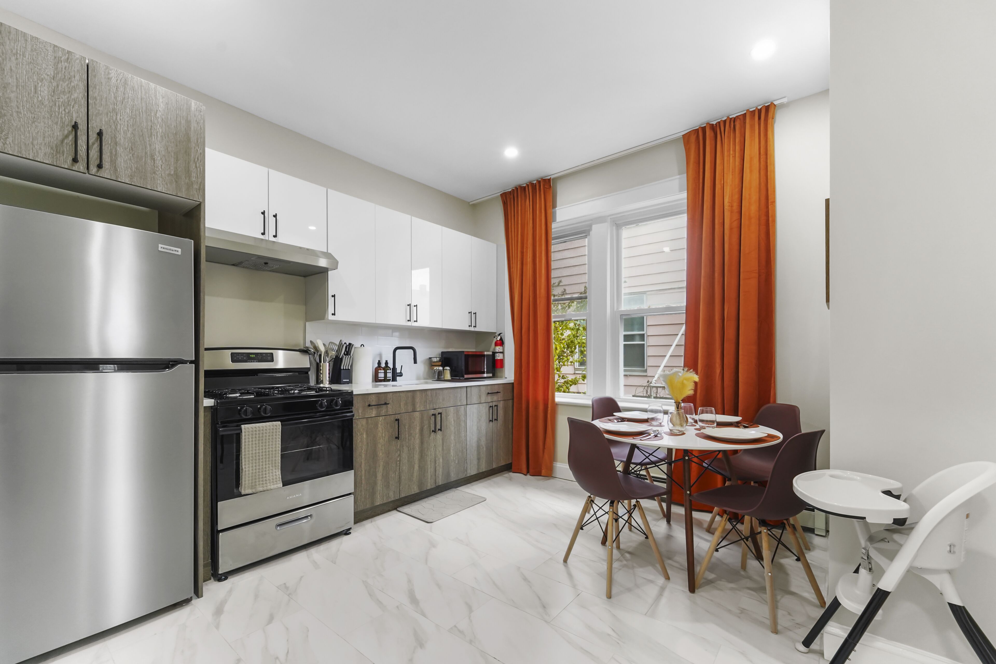 Kylskåp, mikrovågsugn, ugn och spishäll