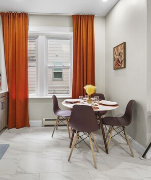 Dining - Wkly Discount Cozy 1br Sleeps 5 NYC 30Min (Newark)
