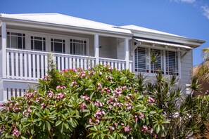 Exterior detail - Seaside apartment, 100m to beach (Narrabeen)