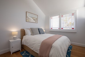 3 bedrooms, iron/ironing board, free WiFi, bed sheets - Seaside apartment, 100m to beach (Narrabeen)