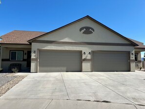 Exterior - Beautiful Home Close to River Parks , Airport & Downtown. Pet-Friendly! (Montrose)