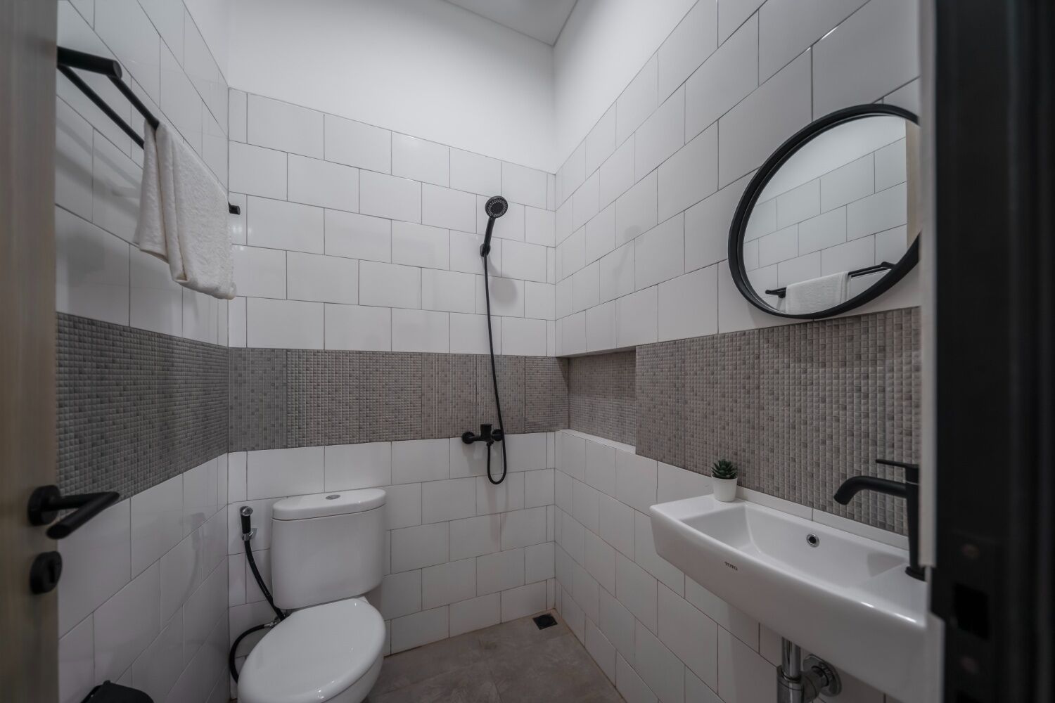 Superior-værelse | Badeværelse | Bruser, brusehoved med hydromassage, gratis toiletartikler, håndklæder