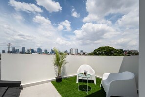 Rooftop terrace - Cove River Haus (Jakarta)