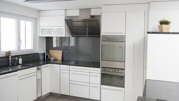 Réfrigérateur, four, lave-vaisselle, cafetiÚre/bouilloire