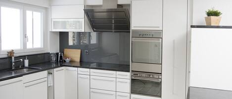 Fridge, oven, dishwasher, coffee/tea maker