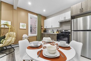 Fridge, microwave, oven, toaster - SAVE on 3Days, 2 Cali King bds Close > NY & Train (Newark)