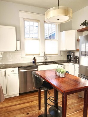 Kylskåp, mikrovågsugn, ugn och spishäll