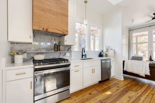 Frigorífico, microondas, horno y placa de cocina