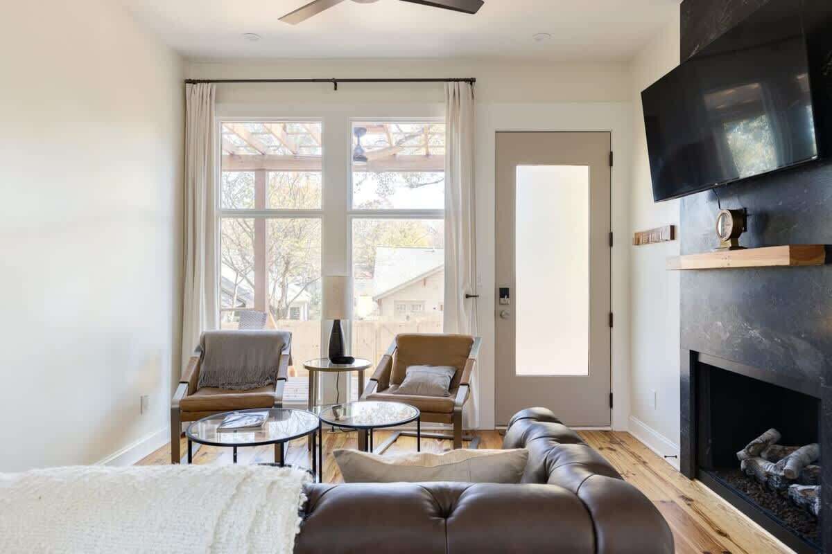 Télévision, cheminée, chaîne hi-fi, espaces bureaux