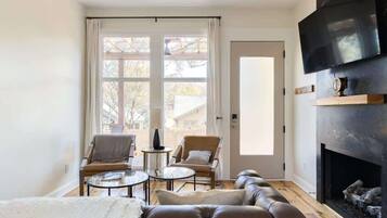 Télévision, cheminée, chaîne hi-fi, espaces bureaux