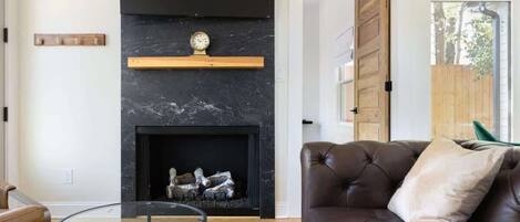 Una televisión, una chimenea, una oficina