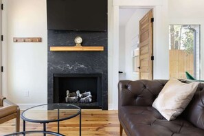 Una televisión, una chimenea, una oficina