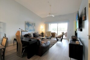 Smart TV - Well-appointed lakefront condo | Heritage Oaks County Club - Bellevue (Sarasota)