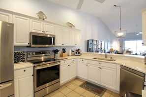 Kylskåp, mikrovågsugn, ugn och spishäll