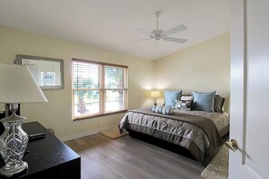 2 bedrooms, iron/ironing board, free WiFi, bed sheets - Well-appointed lakefront condo | Heritage Oaks County Club - Bellevue (Sarasota)