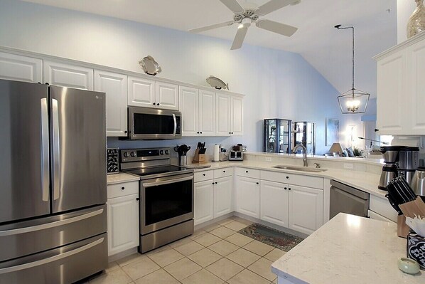 Kylskåp, mikrovågsugn, ugn och spishäll