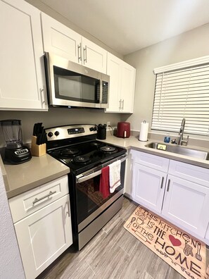 Private kitchen - Great Houston Location!! Downtown/Midtown/MedCenter/UH.  (Houston)
