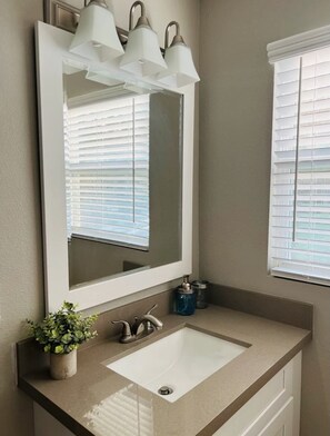 Secadora de cabello, toallas, jabón, papel de baño 