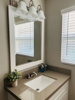 Secadora de cabello, toallas, jabón, papel de baño