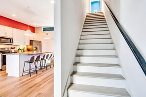 Fridge, microwave, oven, stovetop - Winter rooftop deck, ping pong lounge, modern kitchen near Broadway (Nashville)