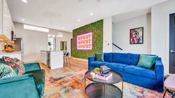 Een televisie, een stereo en een kantoor