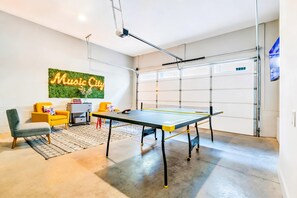 Games room - Winter rooftop deck, ping pong lounge, modern kitchen near Broadway (Nashville)