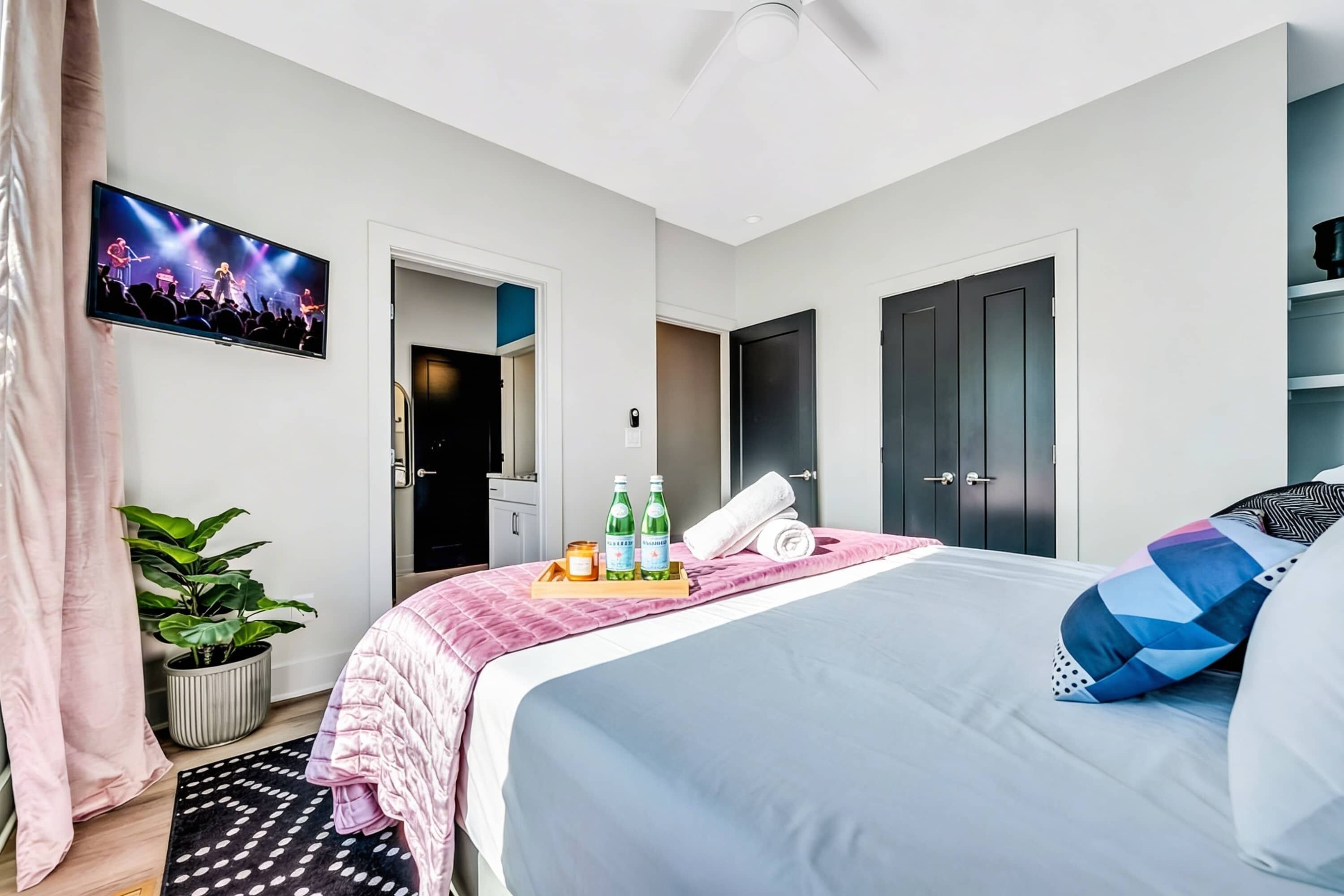 4 slaapkamers, een bureau, een strijkplank/strijkijzer, wifi