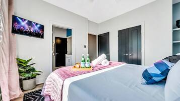 4 slaapkamers, een bureau, een strijkplank/strijkijzer, wifi