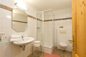Shower, hair dryer - Holiday Apartment 'Maribell Jabel' with Lake View, Terrace and Wi-Fi (Jabel)
