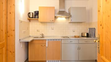 Refrigerador, microondas, parrilla de estufa y cafetera y tetera