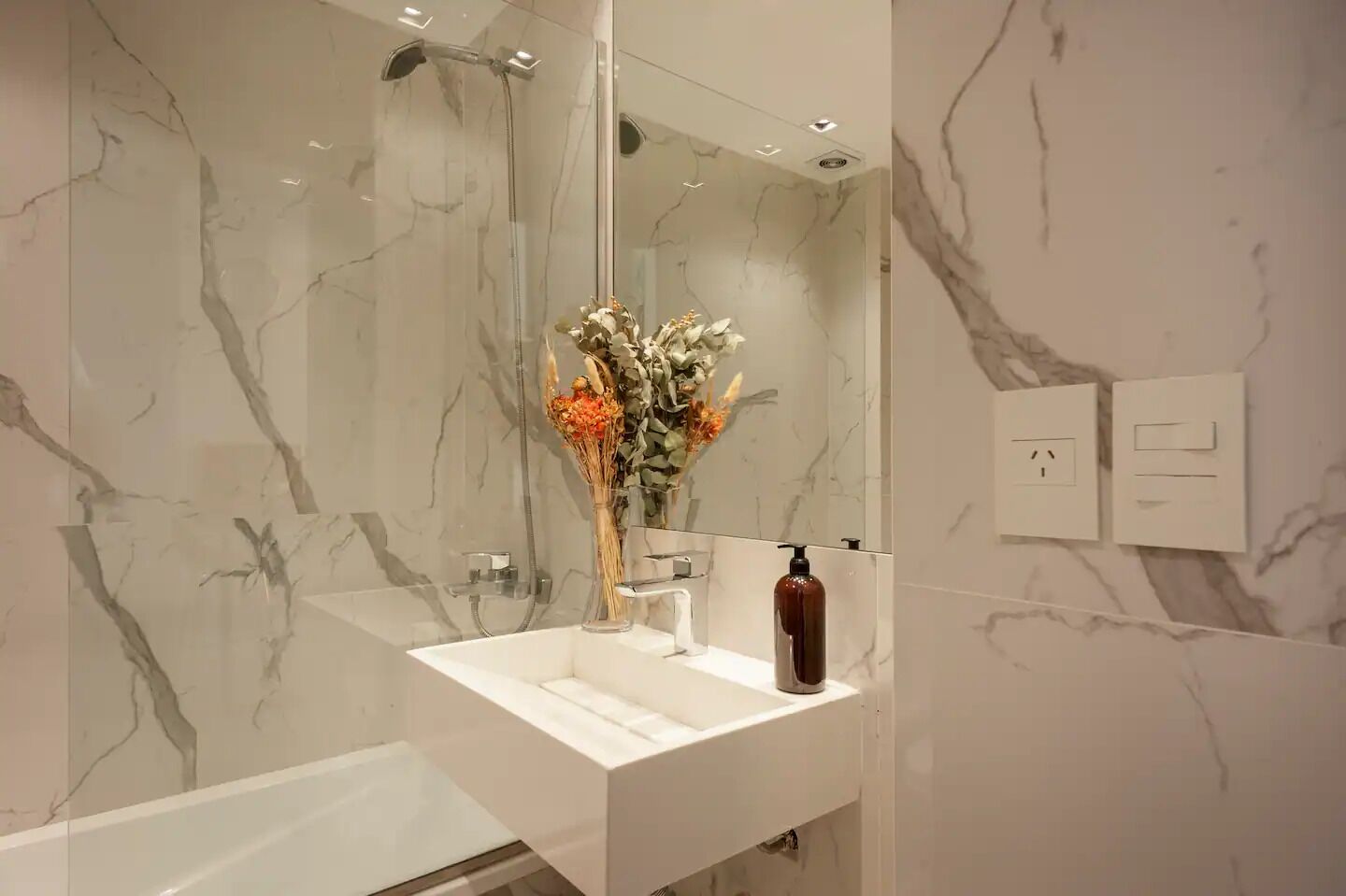 淋浴/盆浴组合、大花洒淋浴喷头、毛巾、肥皂