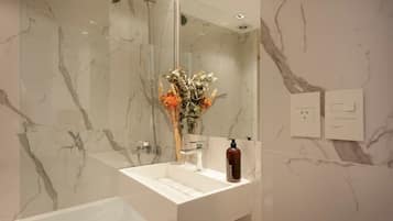 Combined shower/bathtub, rainfall showerhead, towels, soap