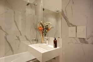 Combined shower/tub, rainfall showerhead, towels, soap - CloudBA Oro Soho Apartments (Buenos Aires)