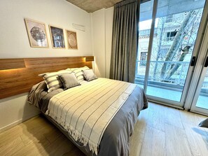 Comfort-studiolejlighed | Opholdsområde | 50-tommers smart-tv med kabelkanaler
