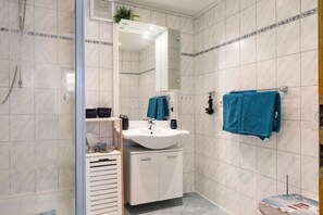 Douche, sèche-cheveux, serviettes fournies