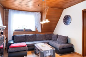 TV - Holiday Apartment 'Mole Valley Ranch 2' with Balcony and Wi-Fi (Elmlohe)