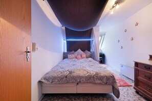 1 bedroom, free WiFi, bed sheets - Holiday Apartment 'Mole Valley Ranch 2' with Balcony and Wi-Fi (Elmlohe)