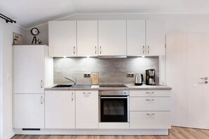 Frigorífico, horno, placa de cocina y lavavajillas
