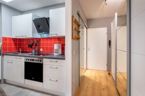 Réfrigérateur, four à micro-ondes, un four, surface de cuisson