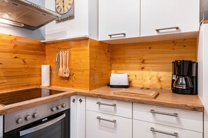 Réfrigérateur, four à micro-ondes, un four, surface de cuisson