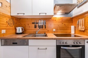 Kjøleskap, mikrobølgeovn, ovn og kokeplater