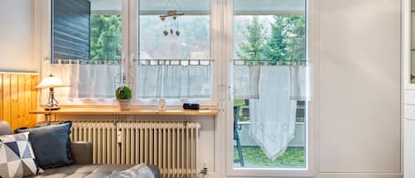 Téléviseur, table de ping-pong