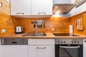 Frigorifero, microonde, forno, piano cottura