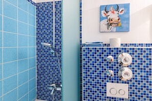 Dusche, Haartrockner, Handtücher