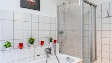 Dusche, Haartrockner, Handtücher